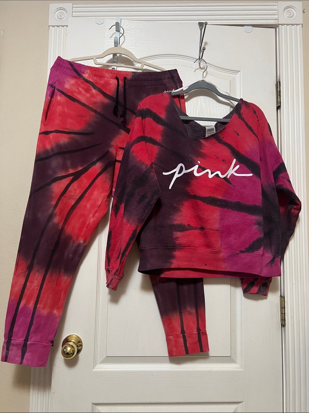 PINK vs Tie-Dye Sweatshirt & Joggers Set - Pink/Red/Black